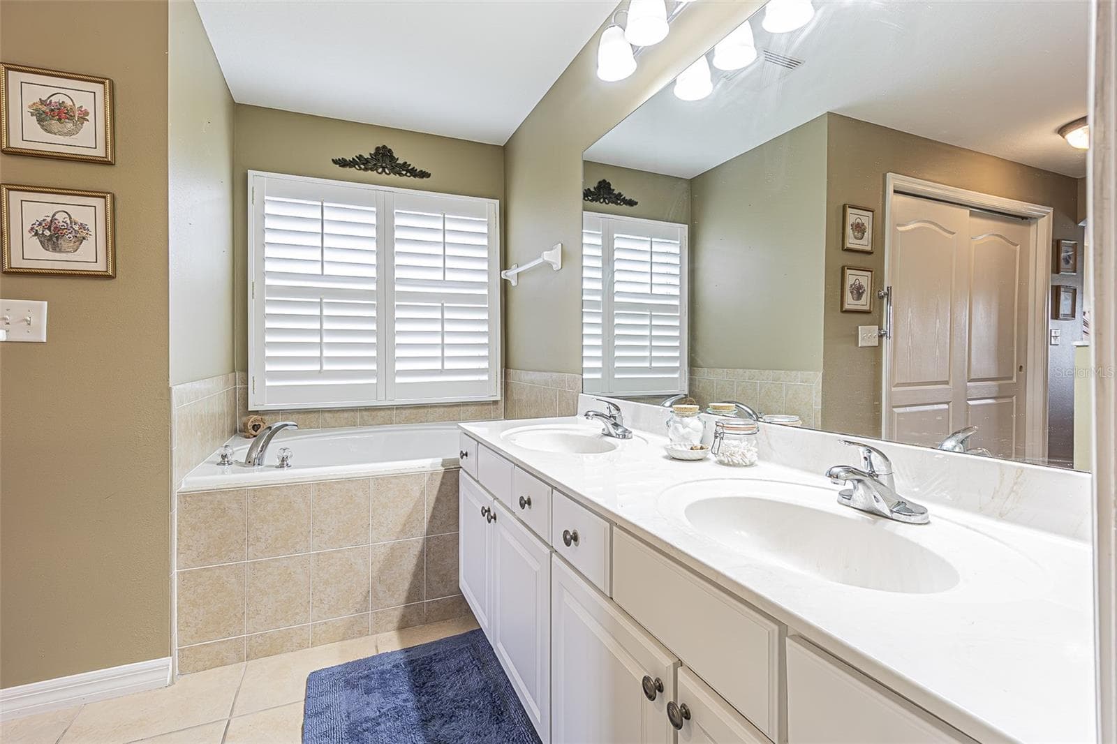 Dual sinks, soaking tub in bath ensuite - 29435 SNAP HOOK DR, SAN ANTONIO
