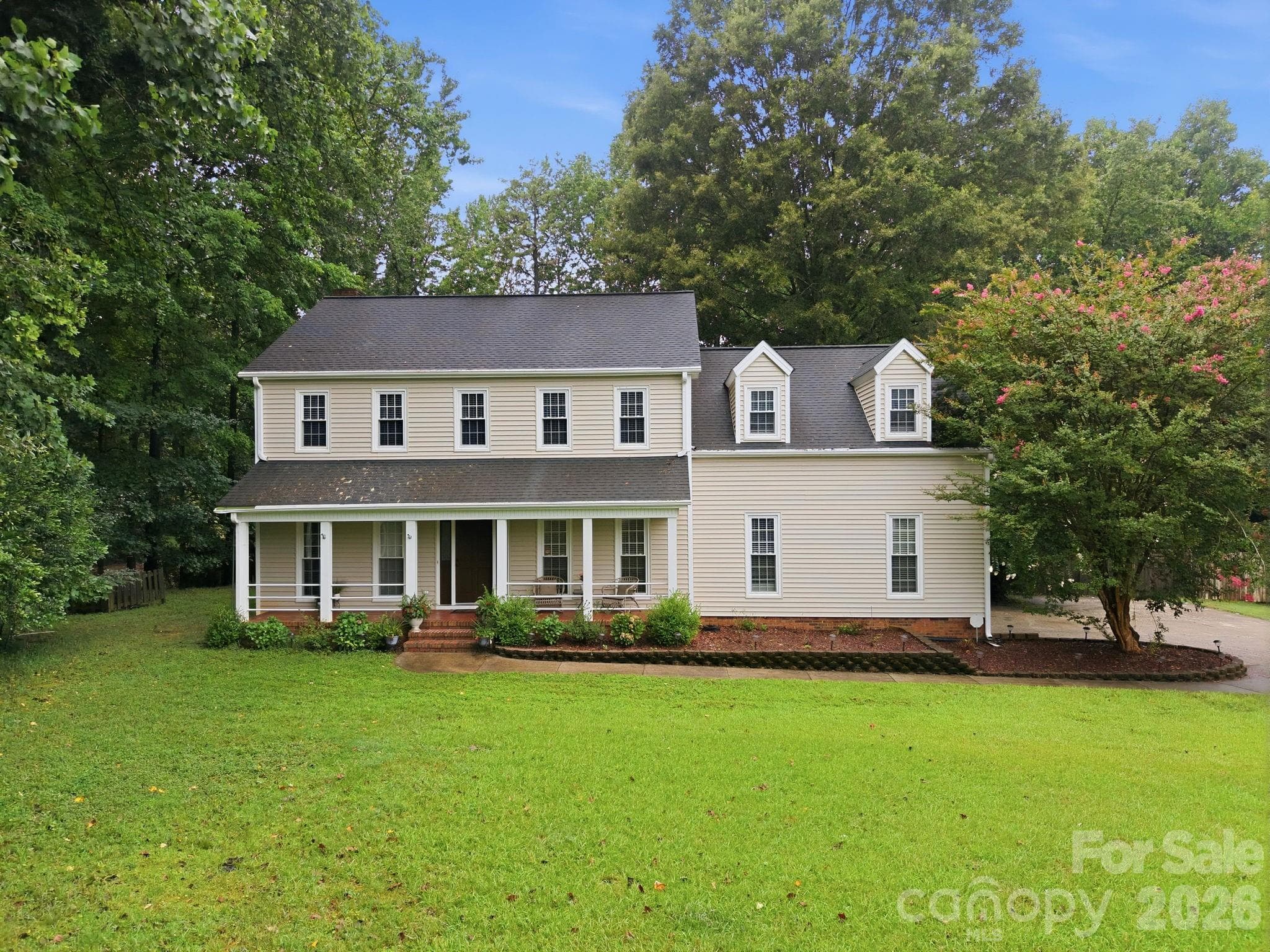 Single Family Residence at 115 Valley Glen Drive, Waxhaw, photo 2 of 40