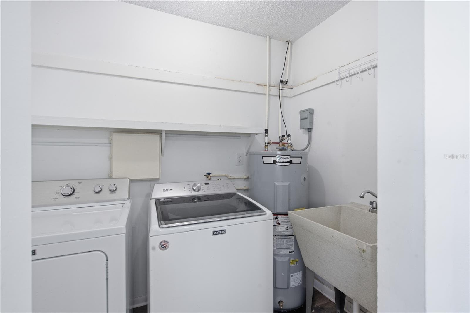 Single Family Residence at 604 ROYAL CREST DR, BRANDON, photo 28 of 55