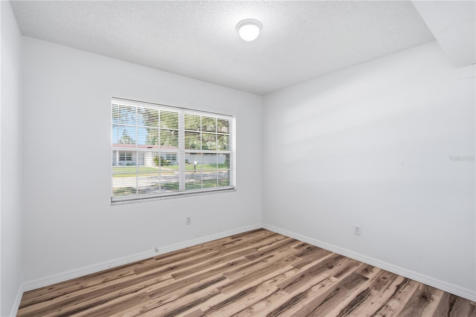Single Family Residence at 604 ROYAL CREST DR, BRANDON, photo 32 of 55