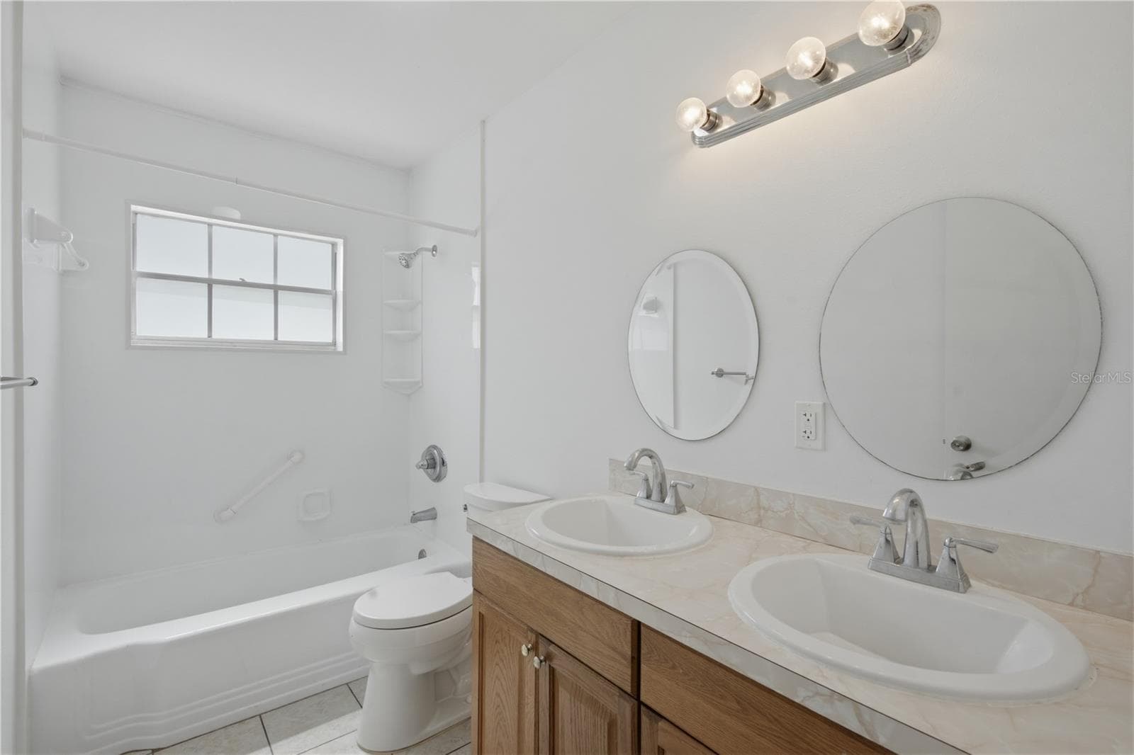 Single Family Residence at 604 ROYAL CREST DR, BRANDON, photo 37 of 55