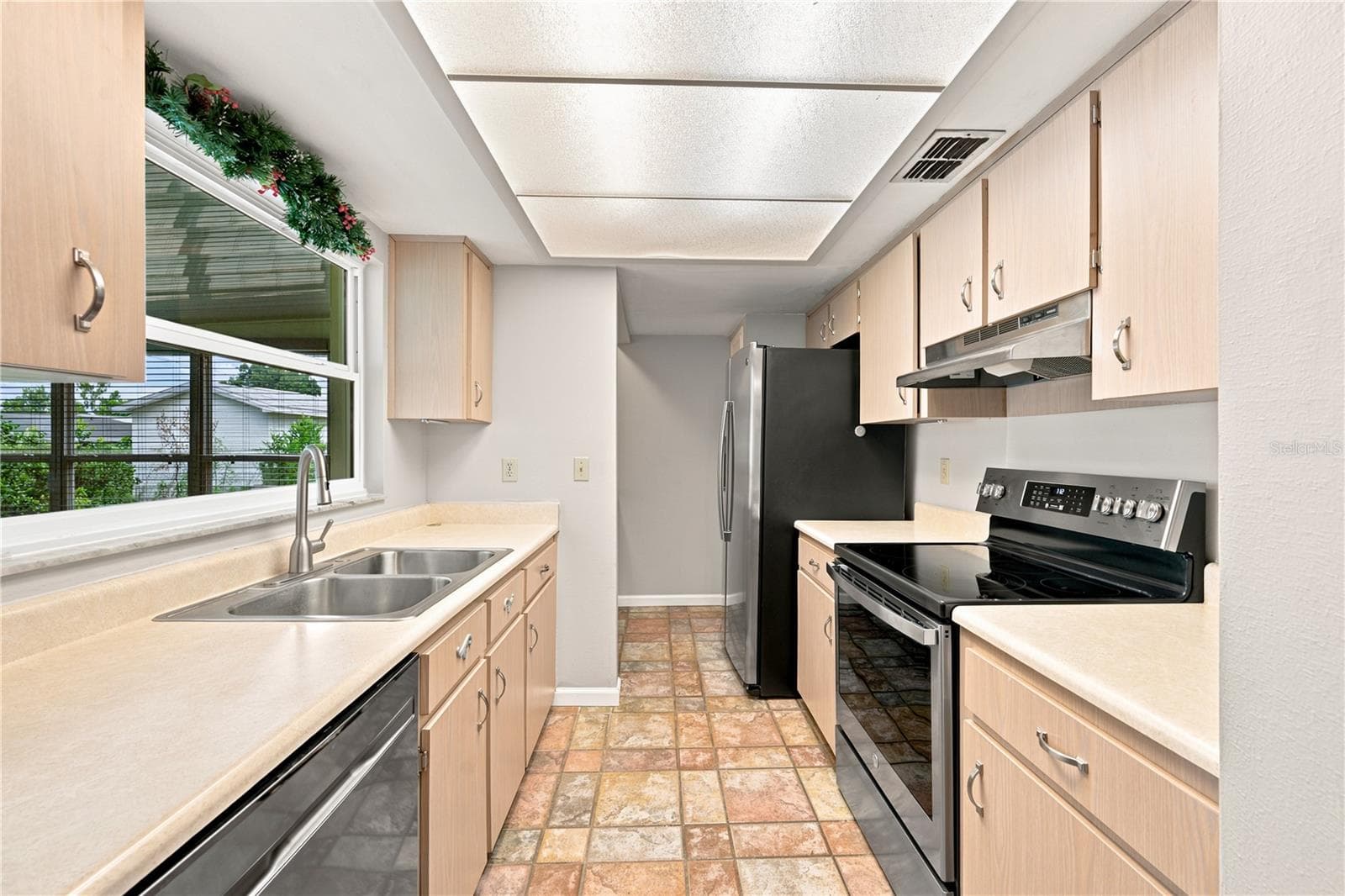 Galley Kitchen, with indoor laundry - 7316 HIGHLAND GROVE DR, LAKELAND