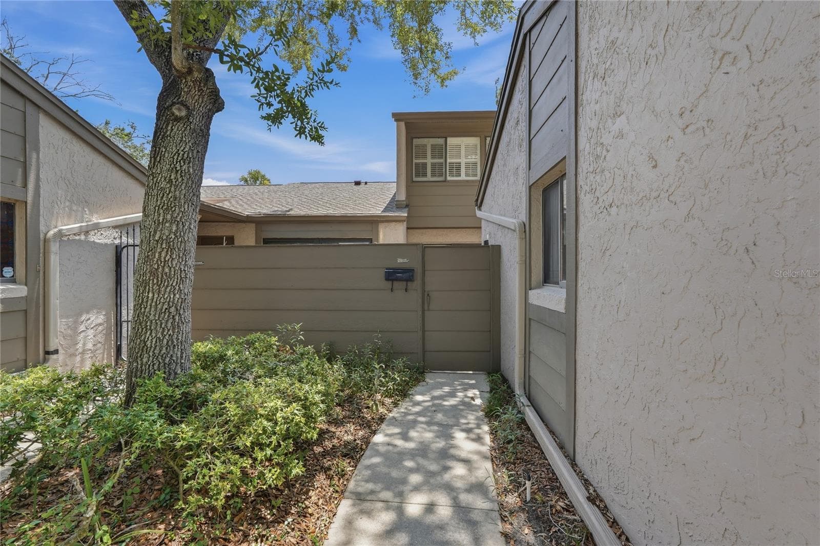 Front Entrance - 805 WESTWIND LN, FERN PARK