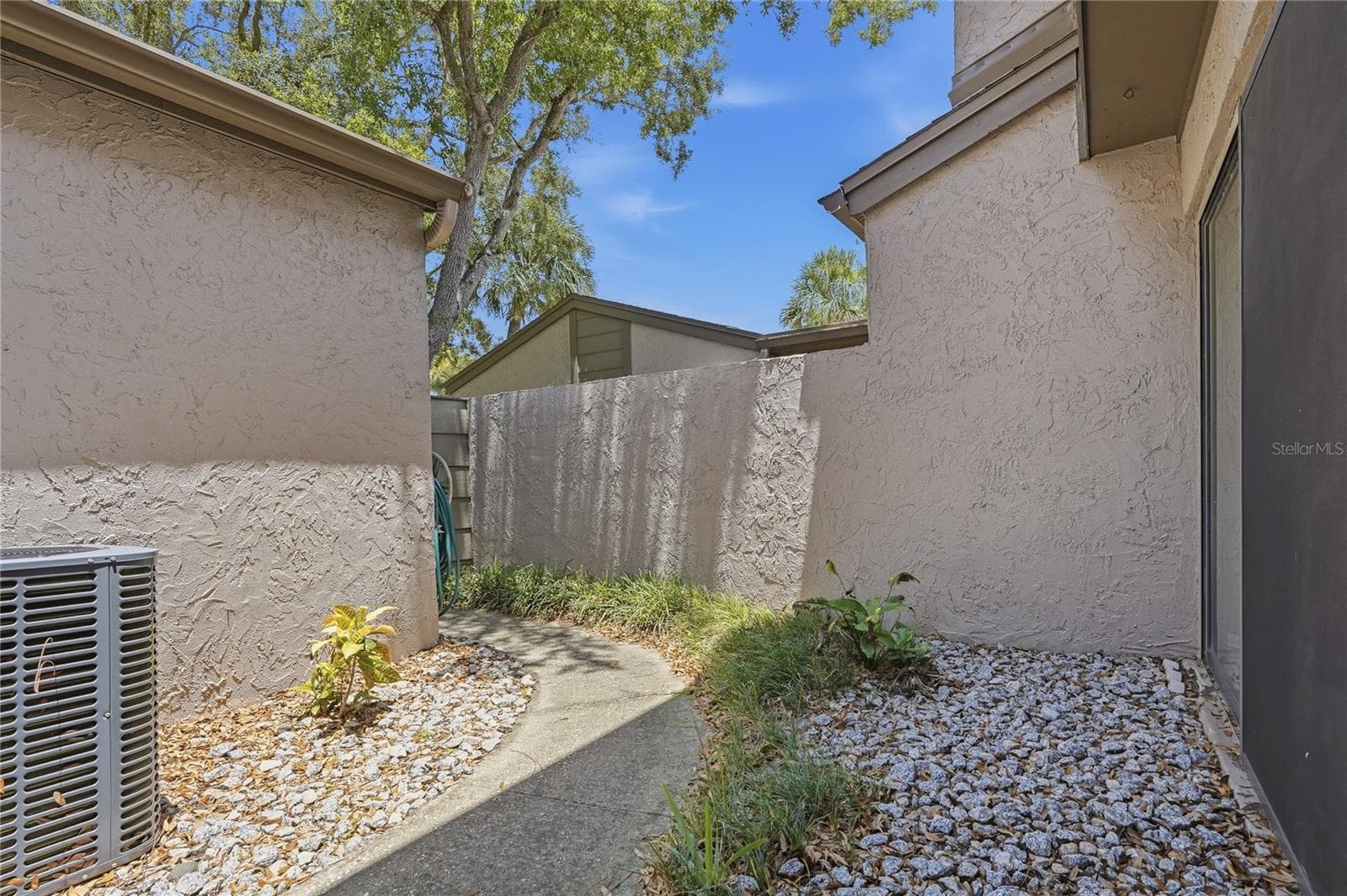 Courtyard - 805 WESTWIND LN, FERN PARK