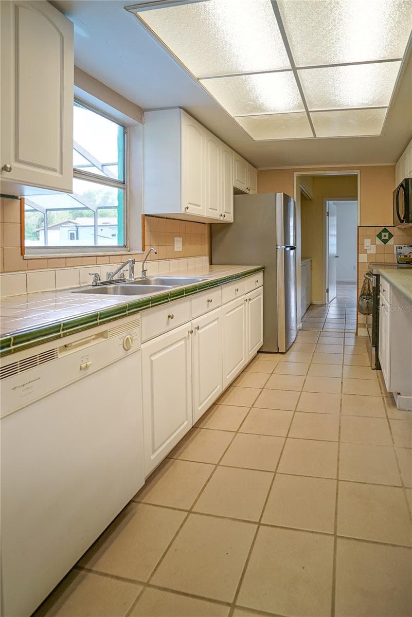 Single Family Residence at 3320 LAS BRISAS DR, RIVERVIEW, photo 5 of 21