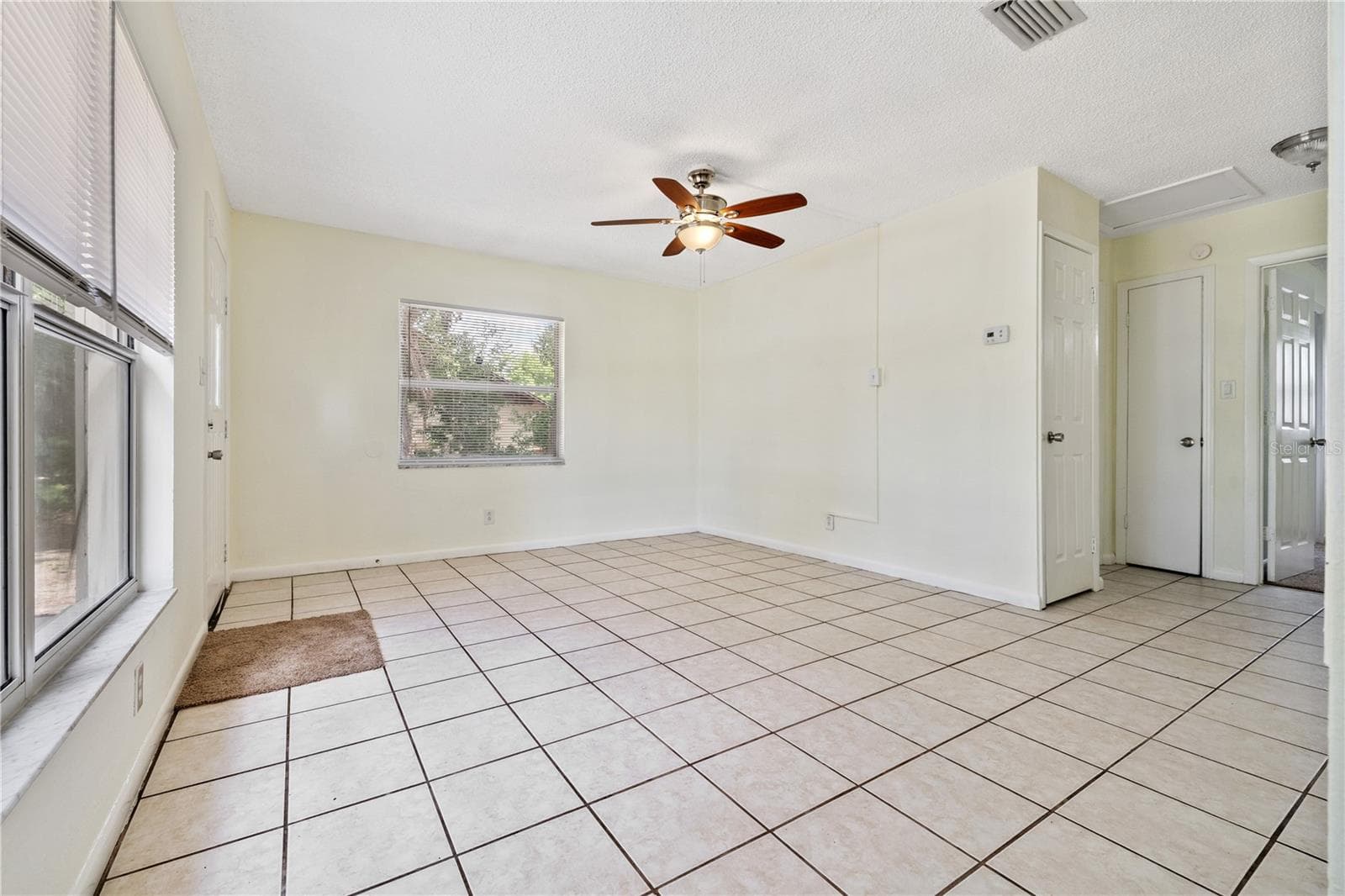 Familty Rm - 5225 PEACH AVE, SEFFNER