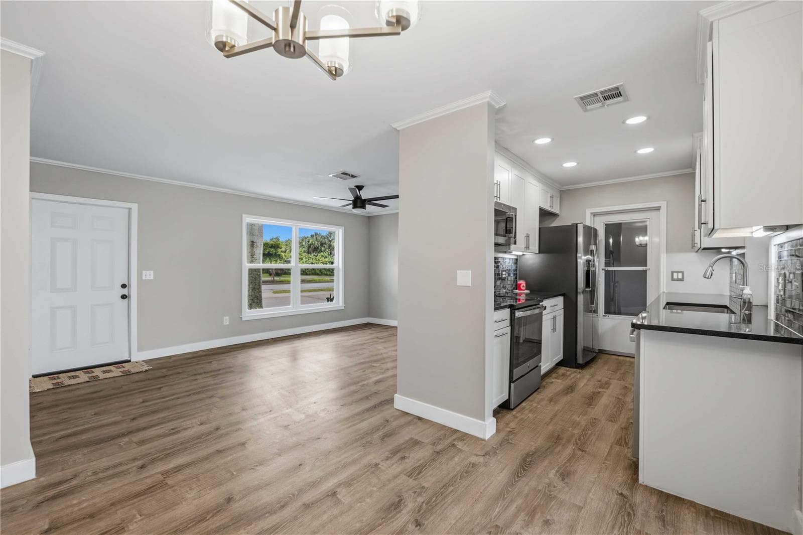 Single Family Residence at 19367 EDGEWATER DR, PORT CHARLOTTE, photo 15 of 33