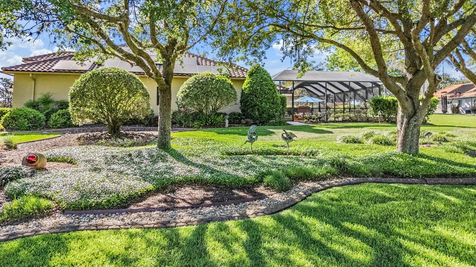 Sideyard looks like a PARK! - 34115 AMERICANA AVE, DADE CITY