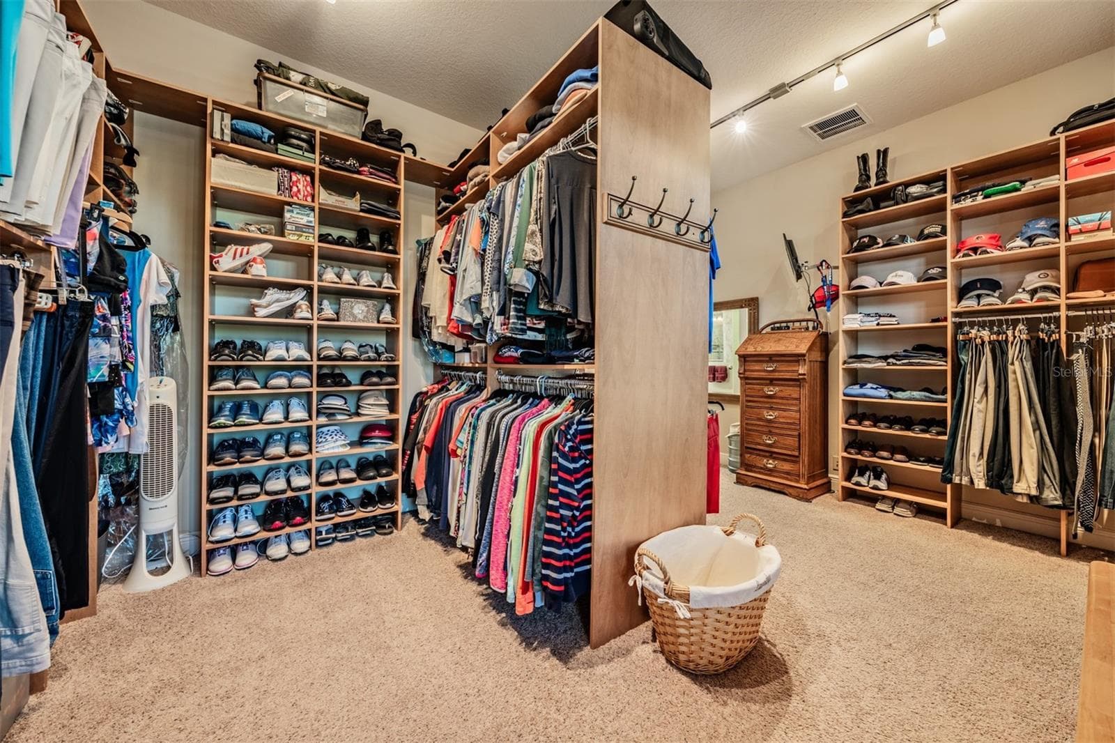 CUSTOM CLOSET is AMAZING!! - 34115 AMERICANA AVE, DADE CITY