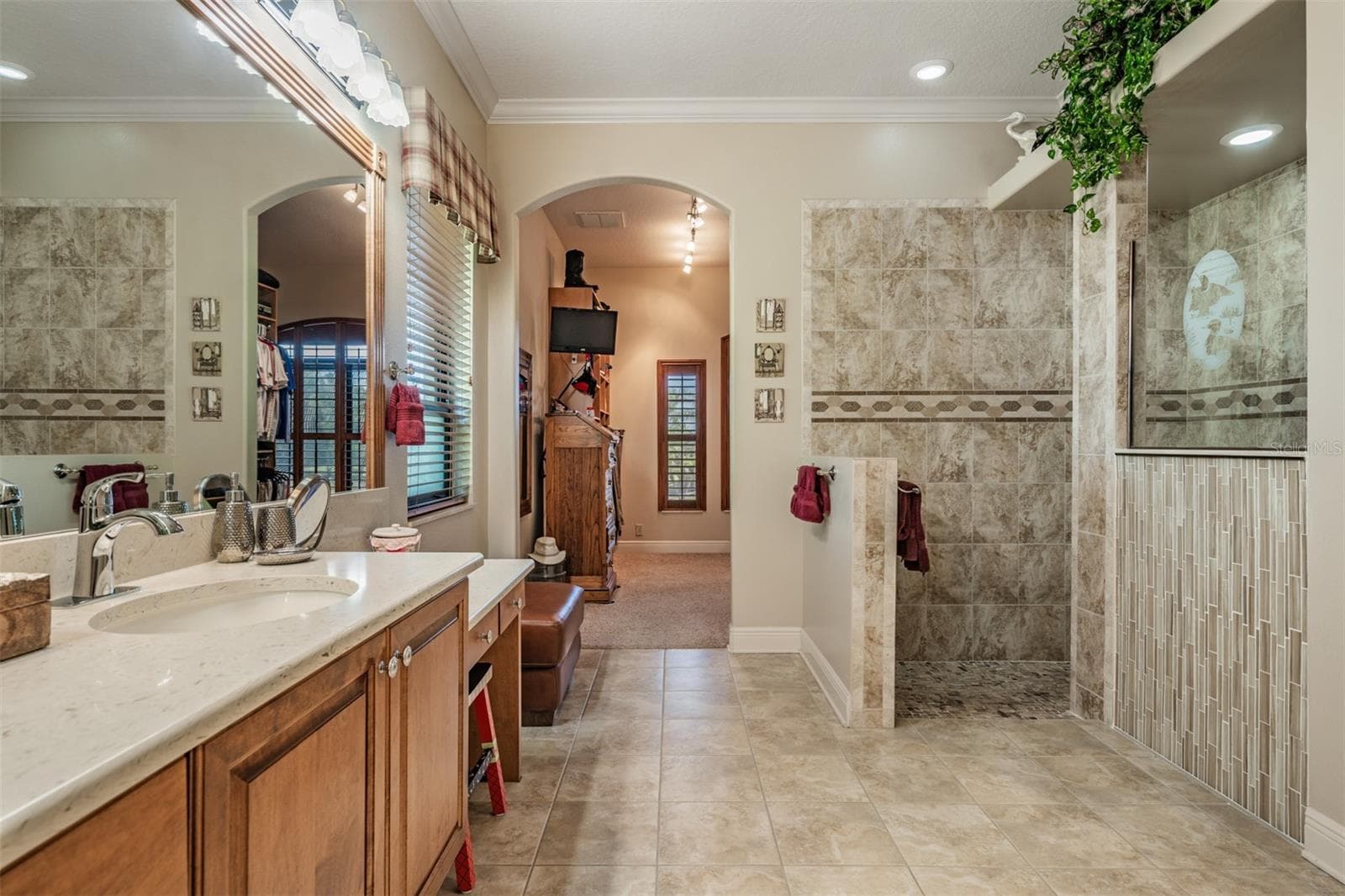 Luxurious bath ensuite with custom shower - 34115 AMERICANA AVE, DADE CITY