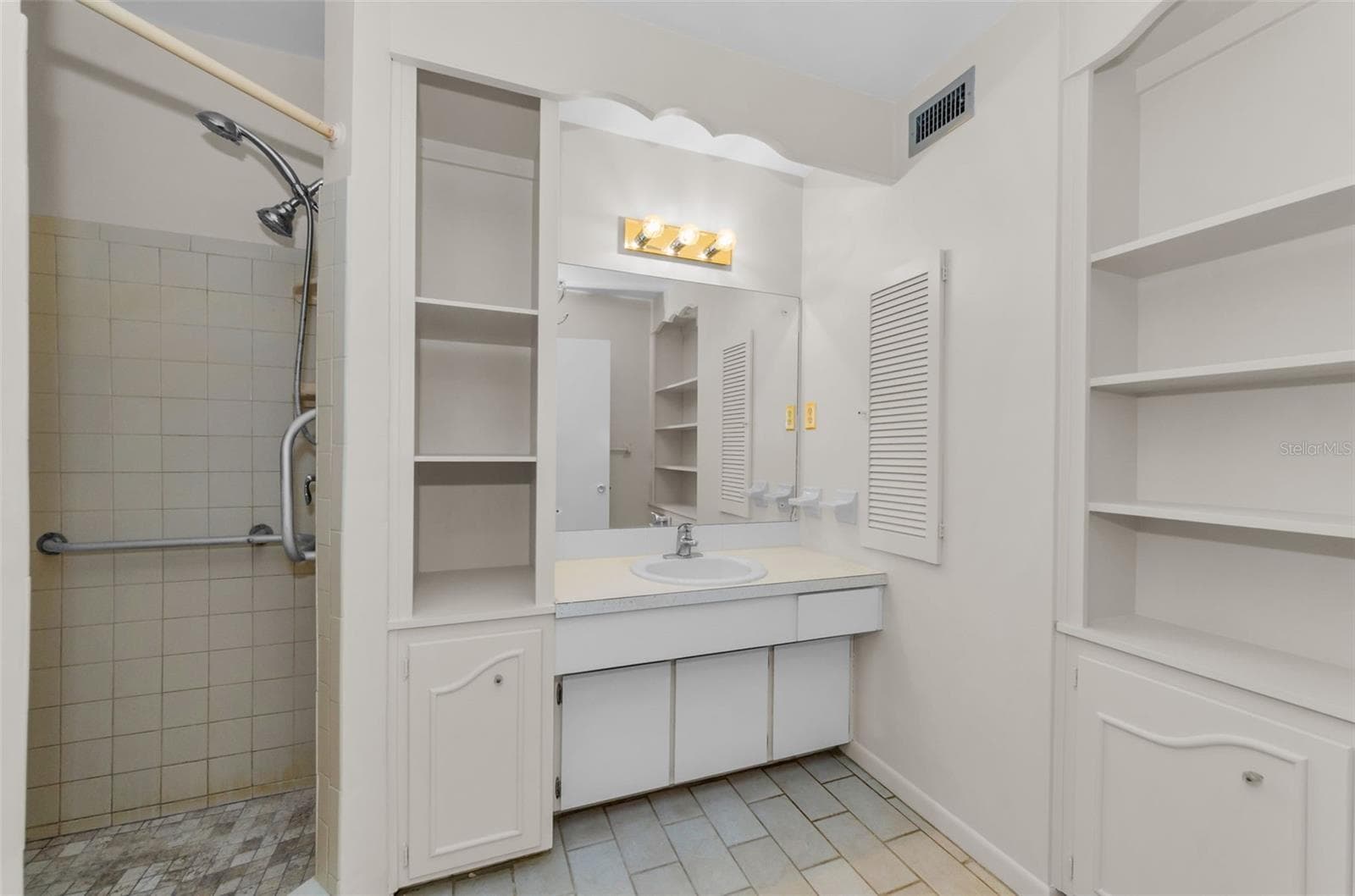 primary bathroom - 5992 32ND AVE N, ST PETERSBURG