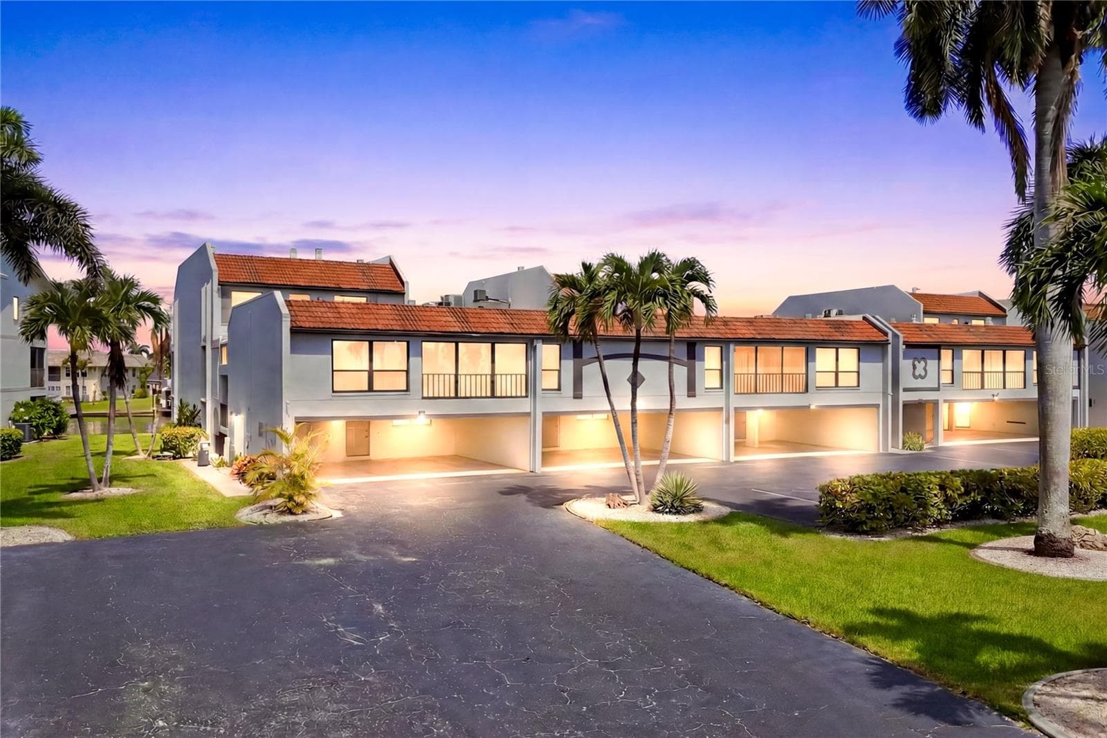 BEAUTIFULLY FURNISHED 2-BEDROOM, 2-BATHROOM condo offers the perfect combination of SWFL lifestyle, boating access & long-term value - 4218 SE 20TH PL #D5, CAPE CORAL