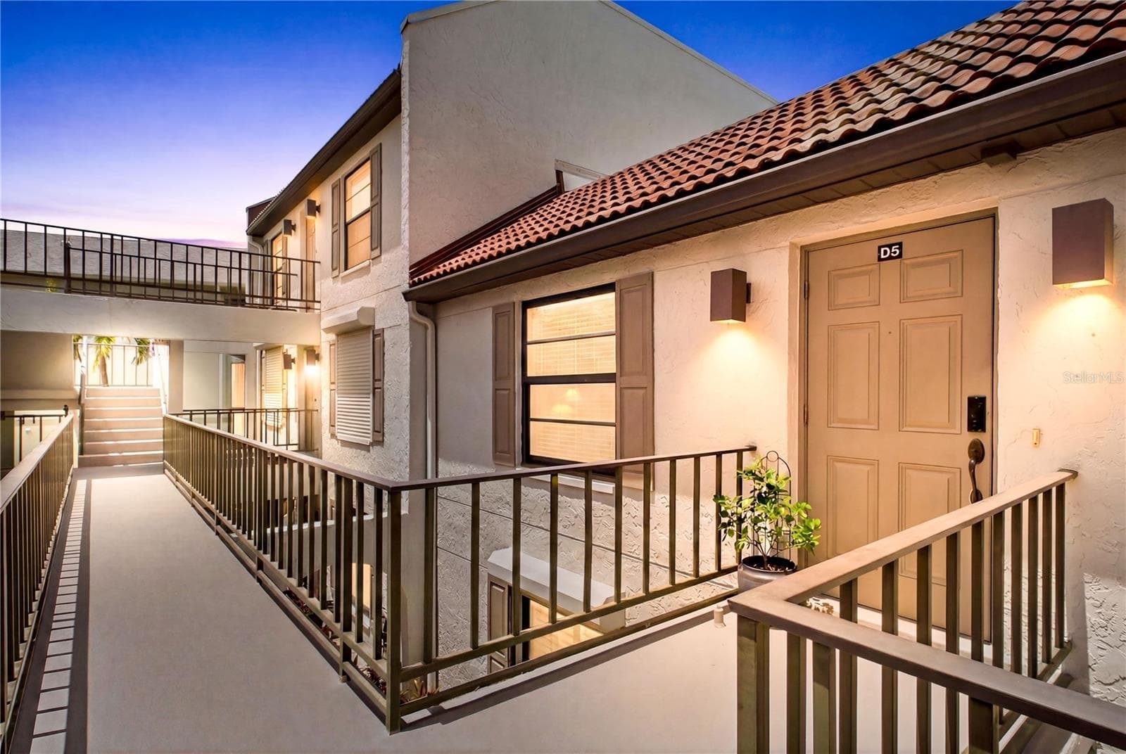 This SECOND-FLOOR UNIT offers PEACE OF MIND w/ NO ONE ABOVE, NO FLOOD WORRIES & PRIVATE ENTRANCE! - 4218 SE 20TH PL #D5, CAPE CORAL