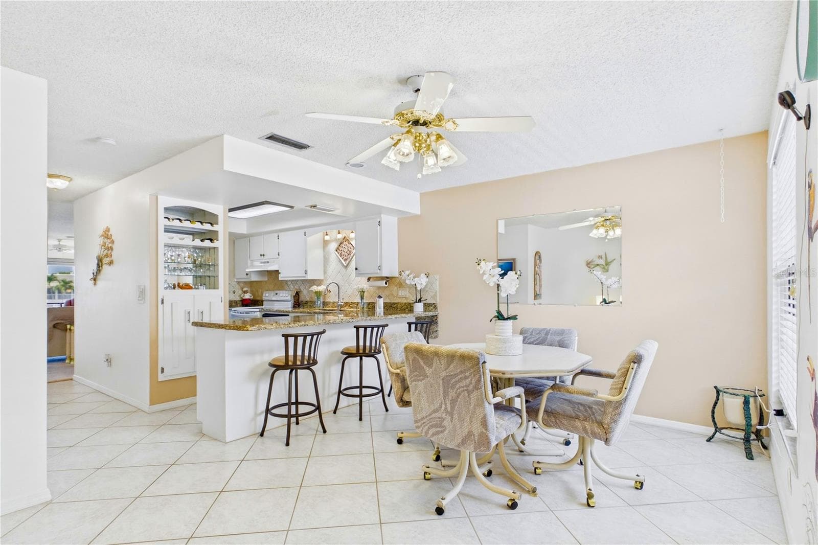 Flexible dining space perfect for formal dining or a cozy breakfast nook - 4218 SE 20TH PL #D5, CAPE CORAL
