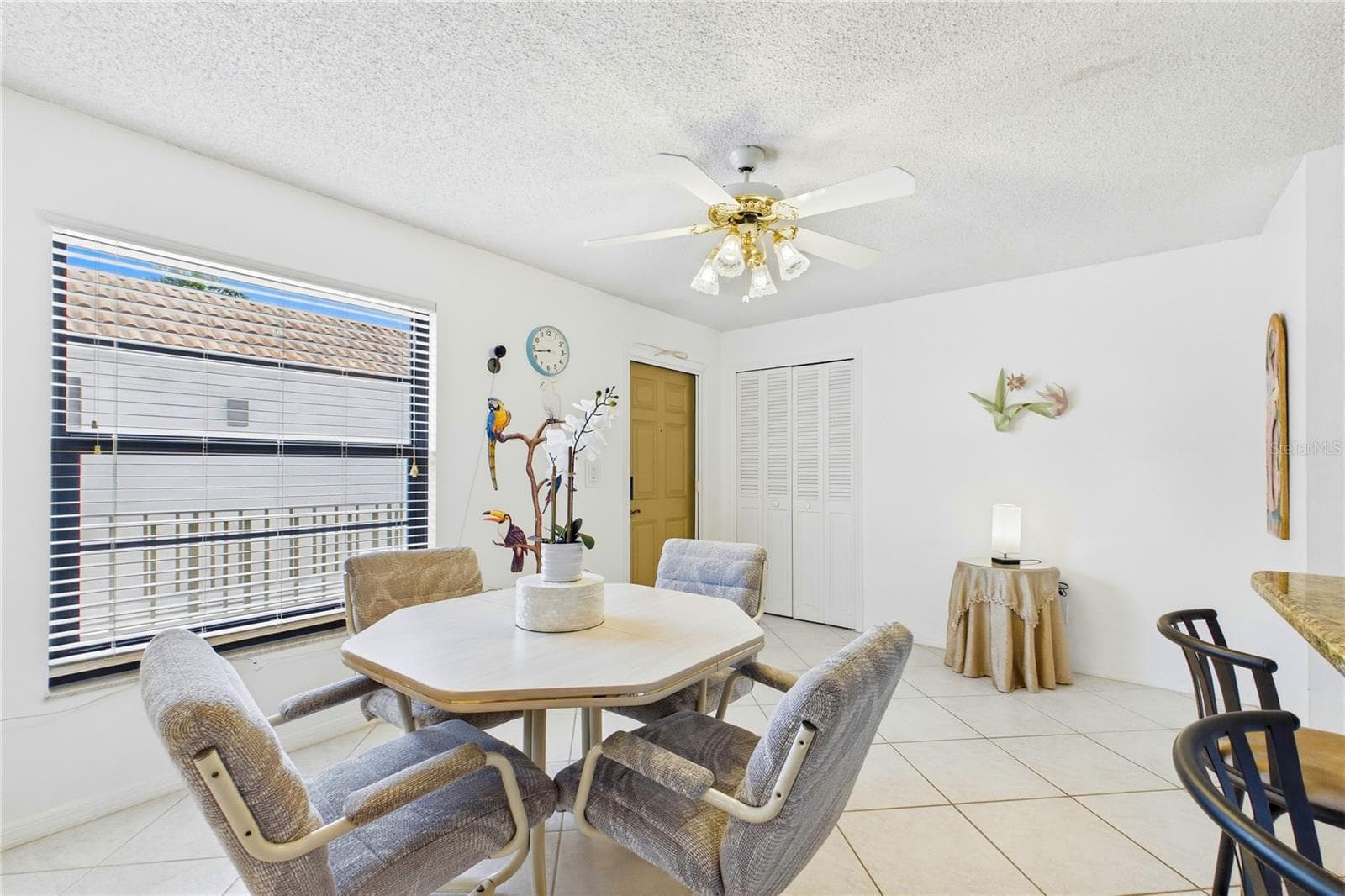 A welcoming space for casual meals or gathering with guests - 4218 SE 20TH PL #D5, CAPE CORAL
