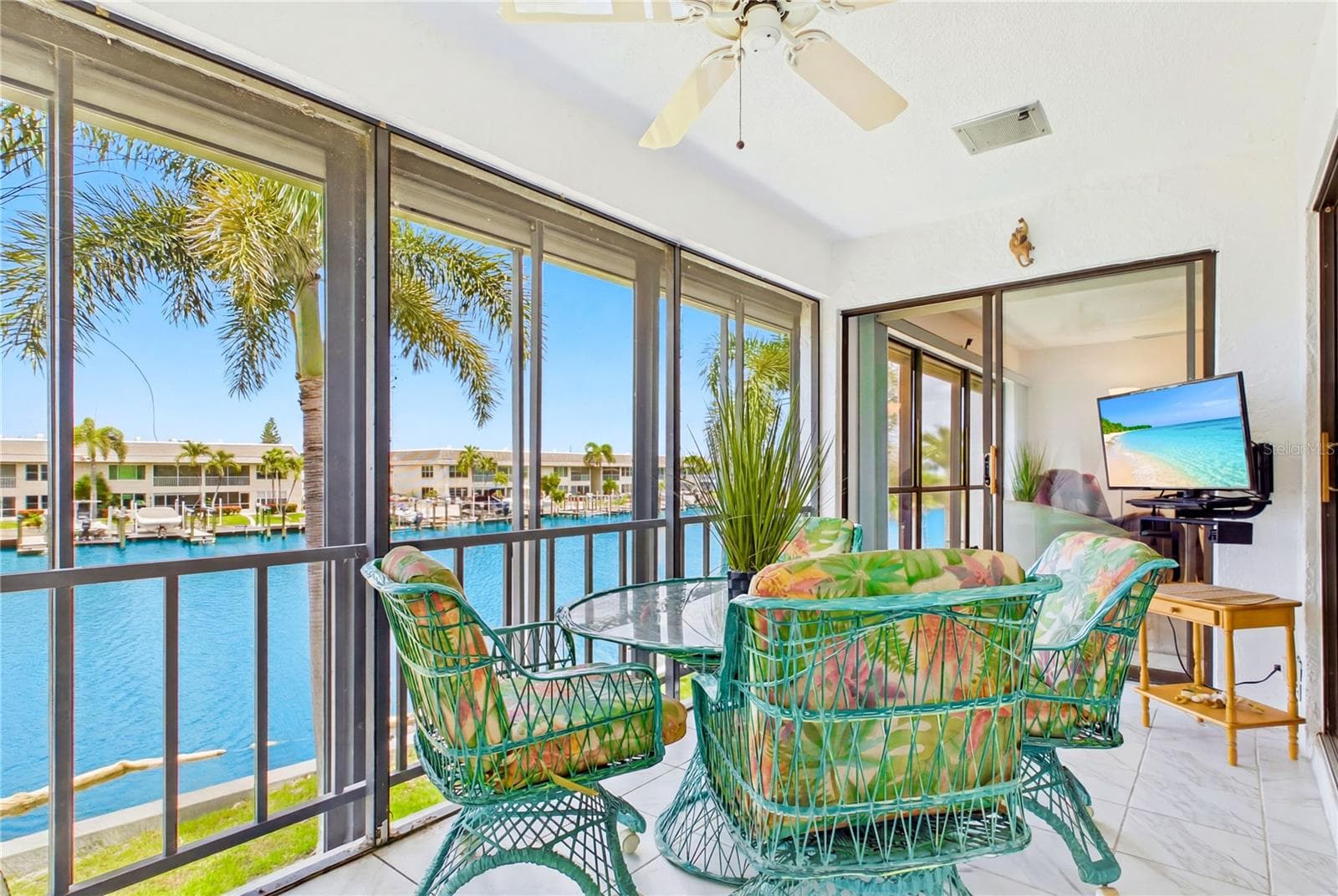 Enjoy your morning coffee from the PRIVATE SCREENED BALCONY or relax in the ENCLOSED SUNROOM while taking in refreshing breezes from the nearby CALOOSAHATCHEE RIVER & watching boats cruise by :) - 4218 SE 20TH PL #D5, CAPE CORAL