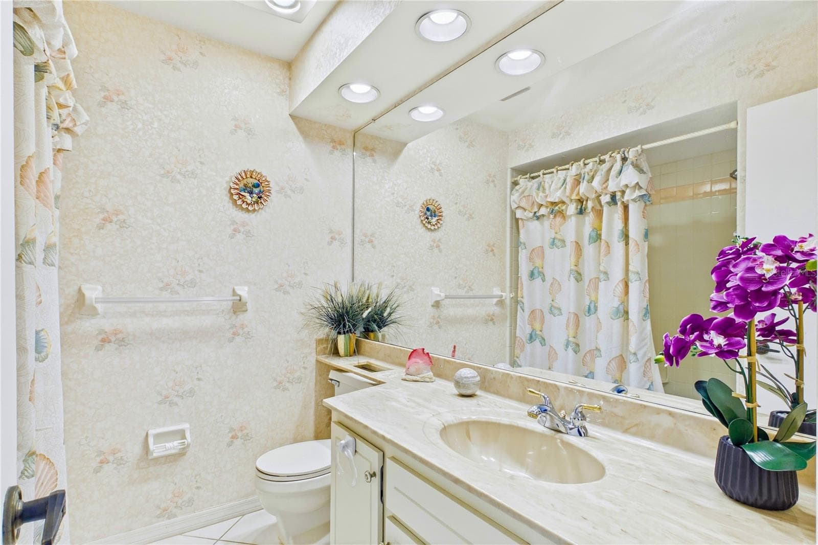 Guest bathroom with a spacious vanity and full tub/shower combo. Neutral finishes keep the space bright and inviting. Conveniently located for family or visiting guests - 4218 SE 20TH PL #D5, CAPE CORAL