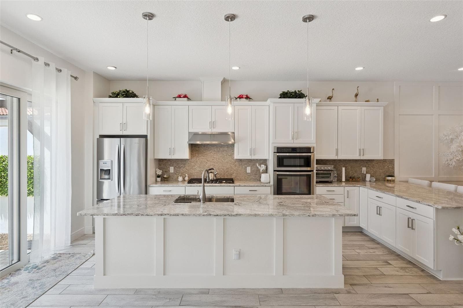 Kitchen view from dining area - 8932 BISMARCK PALM DR, WINTER GARDEN