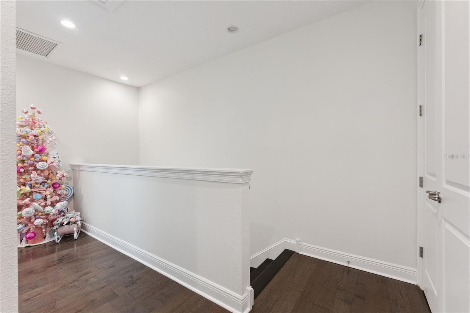 Upstairs landing - 8932 BISMARCK PALM DR, WINTER GARDEN
