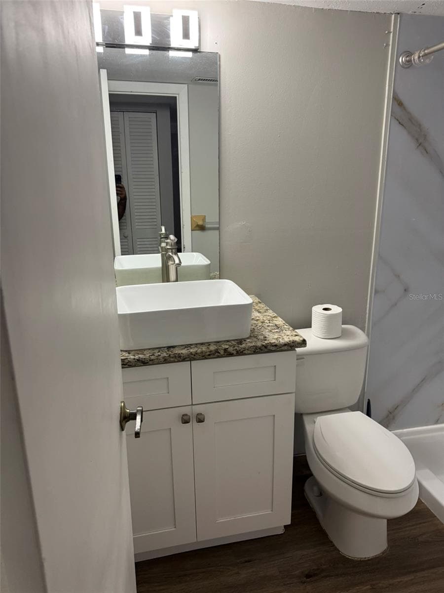 guest bathroom - 4008 MURIEL PL #1, TAMPA