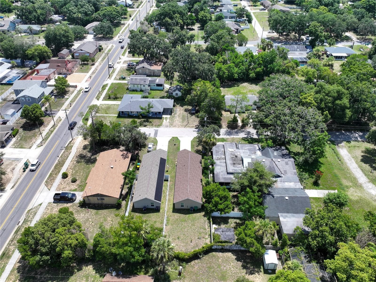 Picture of Lakeview Ave (left) and the back yard of the house - 1202 S DEWEY ST, EUSTIS