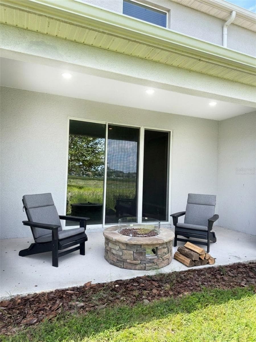 Back lanai virtually staged - 5254 DRAGONFLY DR, WILDWOOD