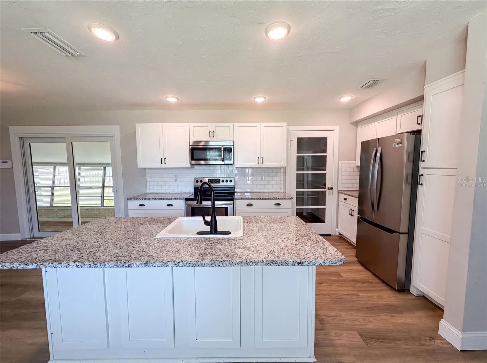 Single Family Residence at 1521 W RIVER SHORE WAY, TAMPA, photo 2 of 14