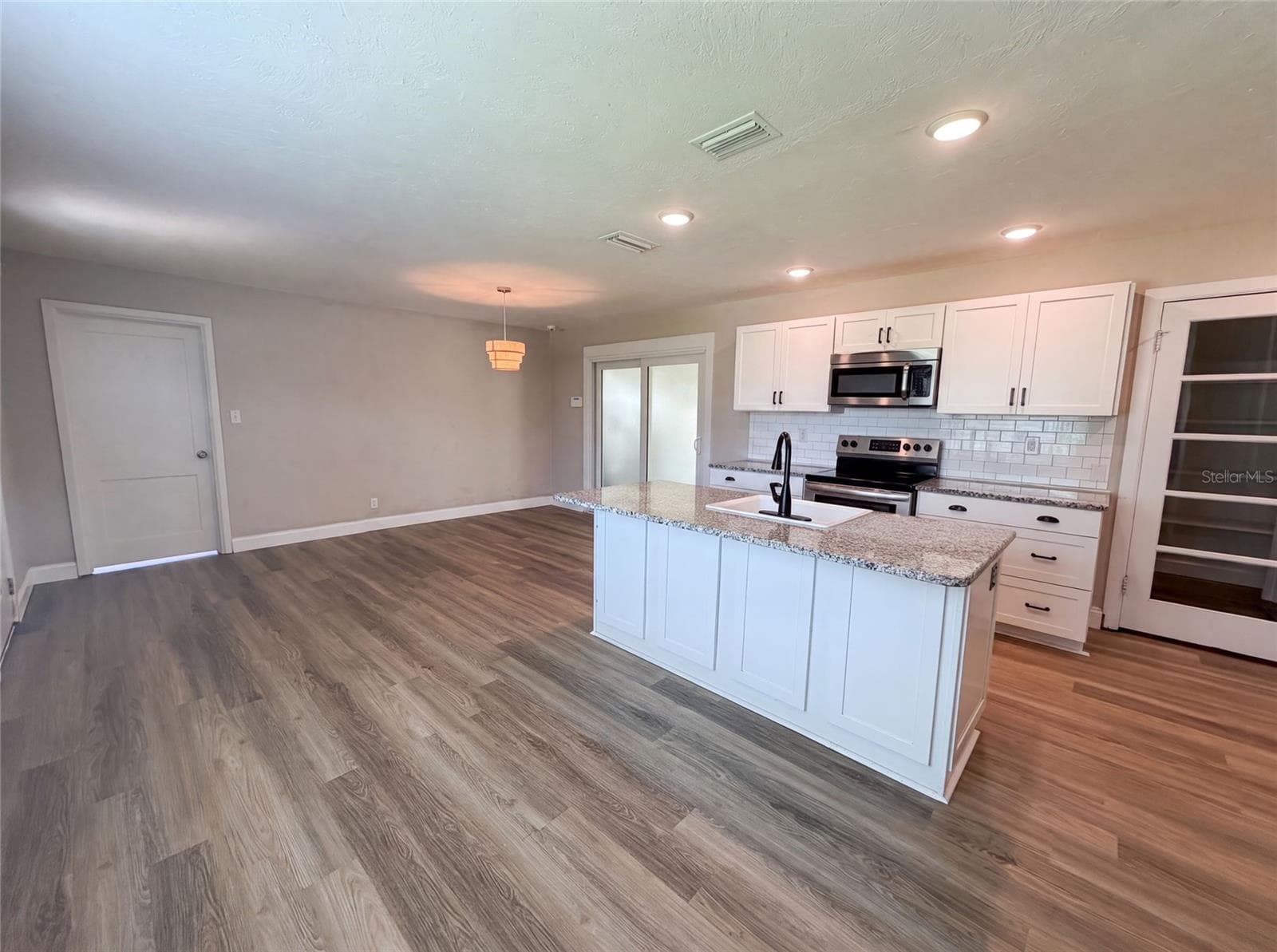Single Family Residence at 1521 W RIVER SHORE WAY, TAMPA, photo 8 of 14