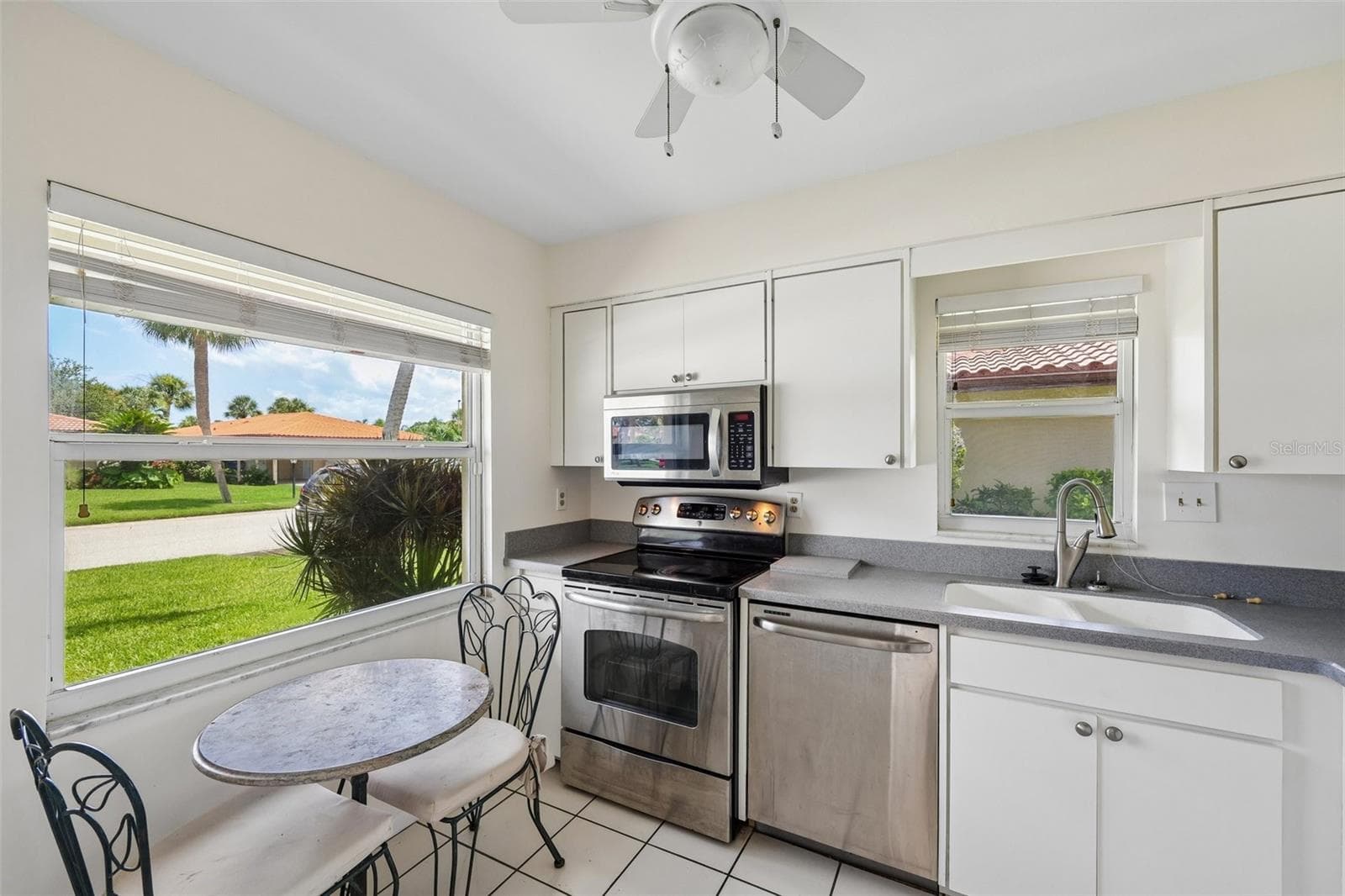 Villa at 3210 CAMBRIDGE AVE, BRADENTON, photo 8 of 38