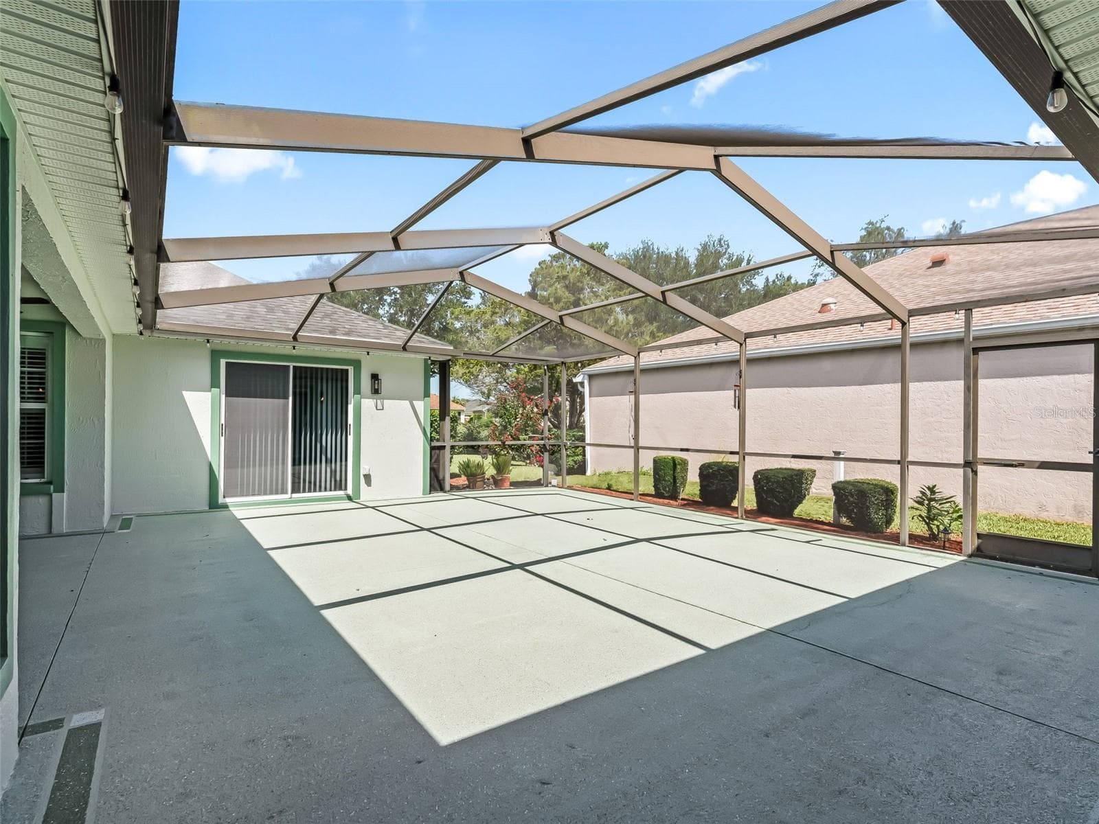 23x25 Birdcage Enclosed Courtyard - 17832 SE 115TH CT, SUMMERFIELD