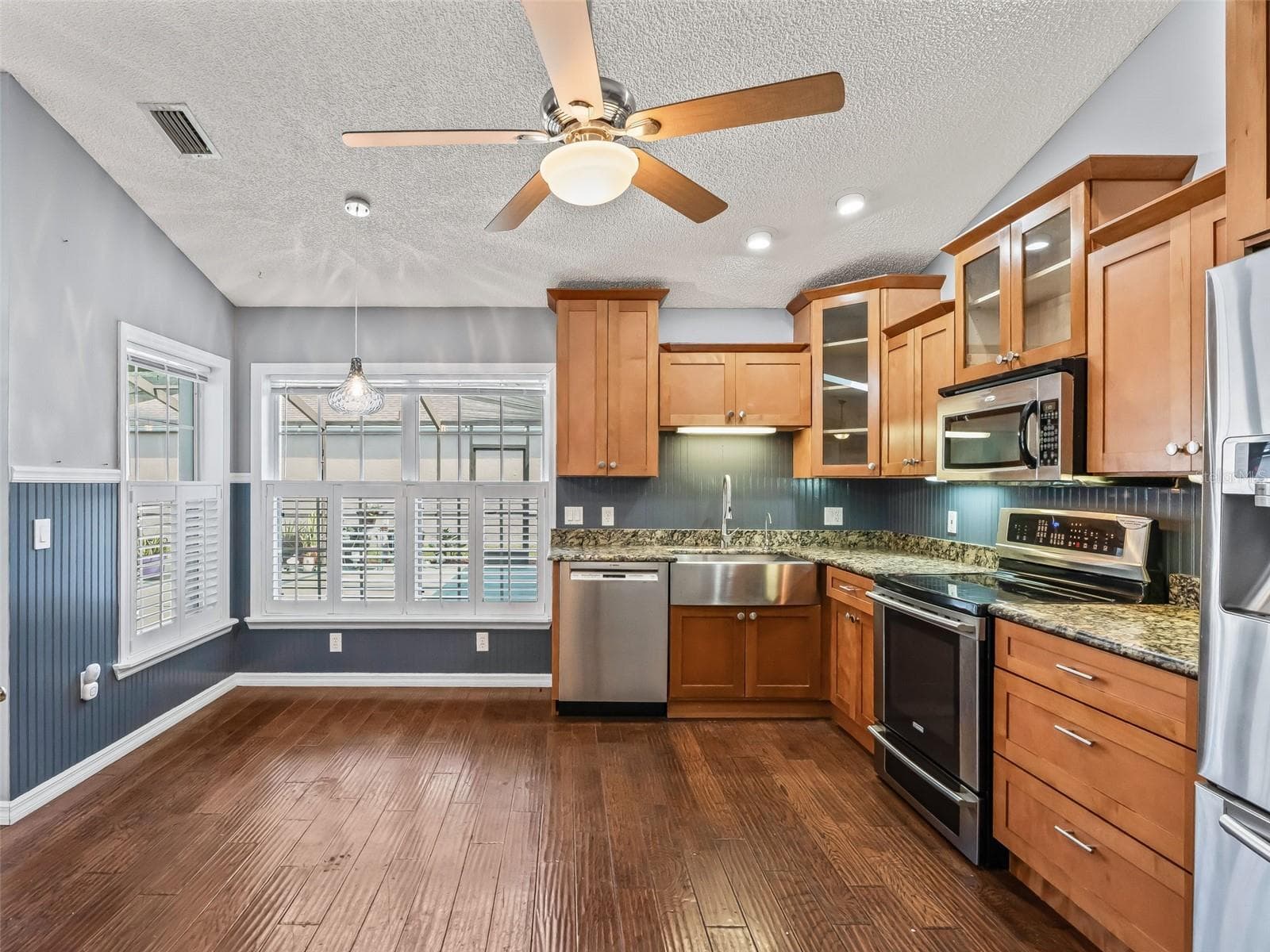Kitchen w/Stainless Appliances & Plantation shutters - 17832 SE 115TH CT, SUMMERFIELD