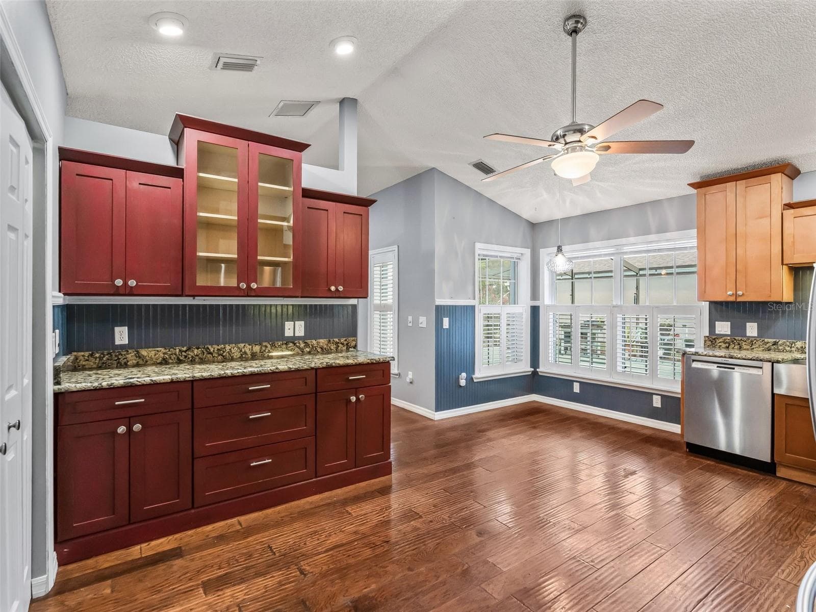 Eat in Kitchen w/Coffee Bar - 17832 SE 115TH CT, SUMMERFIELD