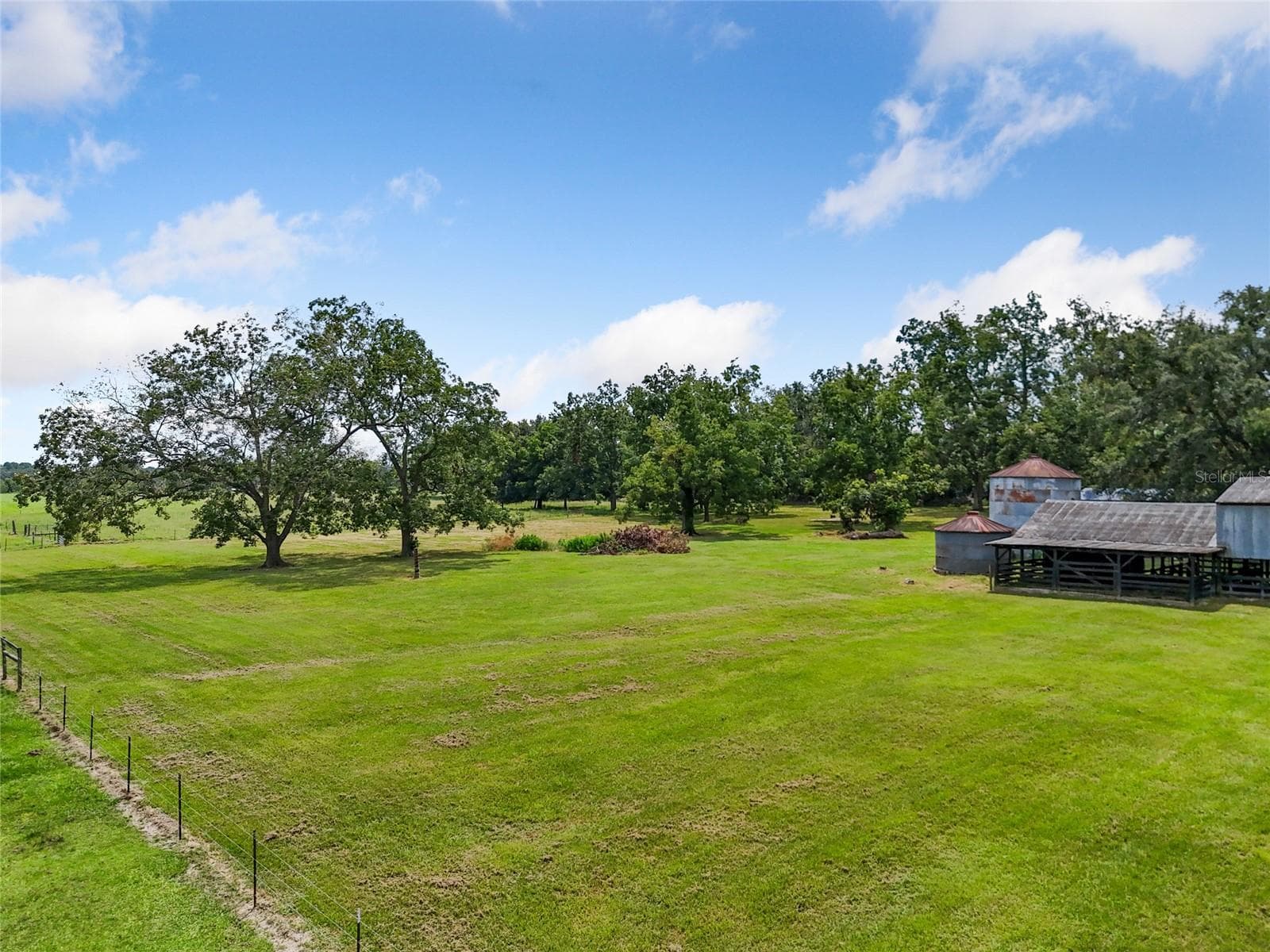 Barn and Pasture - 1845 SW HALTIWANGER RD, LAKE CITY