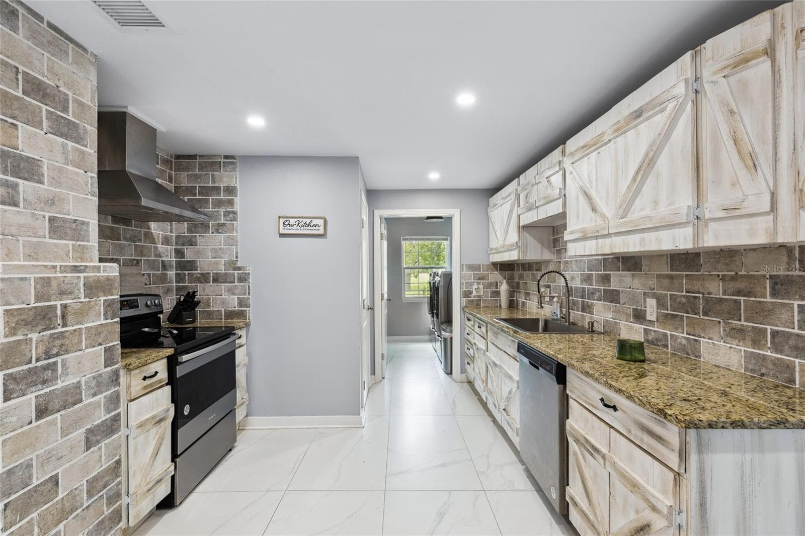 Kitchen - 1845 SW HALTIWANGER RD, LAKE CITY