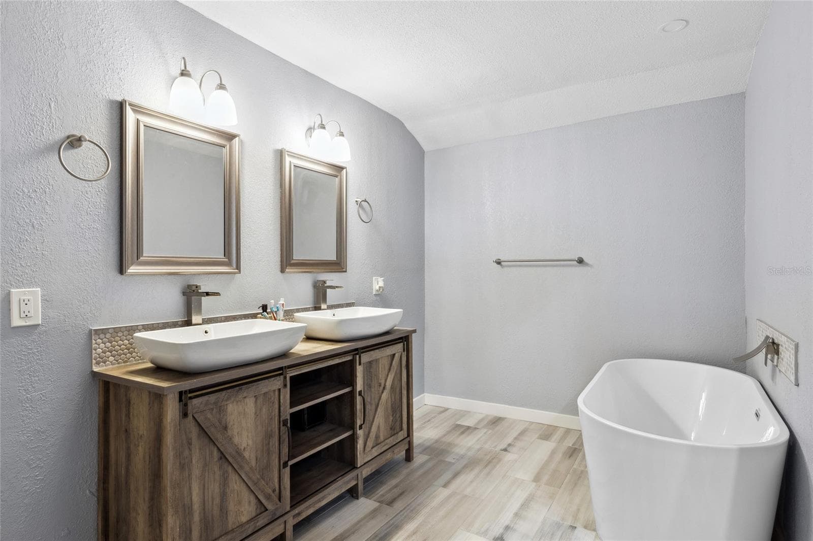 Master Bath - 1845 SW HALTIWANGER RD, LAKE CITY