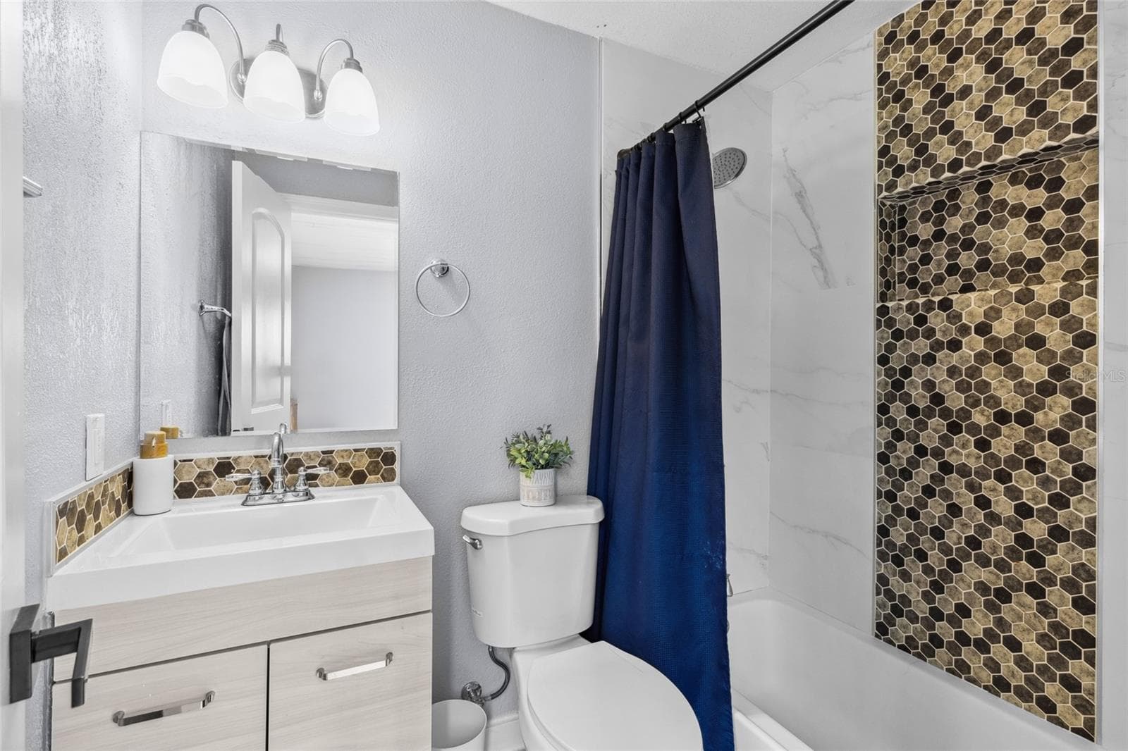 Guest Bathroom - 1845 SW HALTIWANGER RD, LAKE CITY