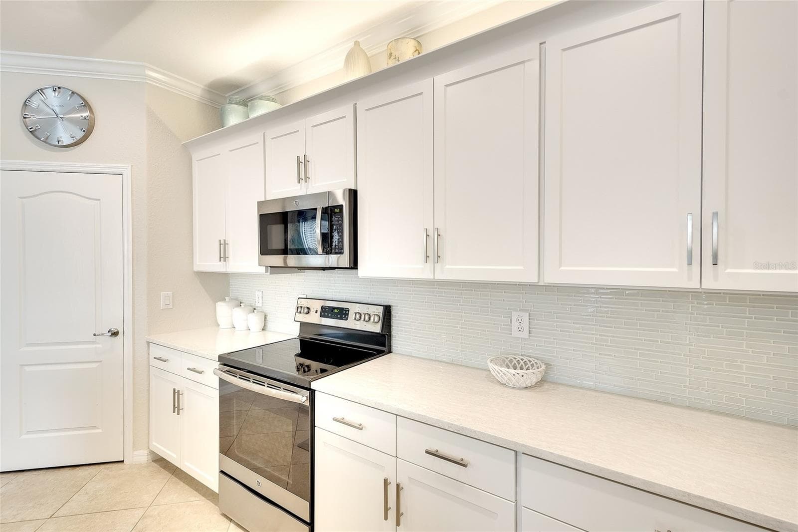 Stylish Glass Tile Backsplash - 7130 QUIET CREEK DR, BRADENTON