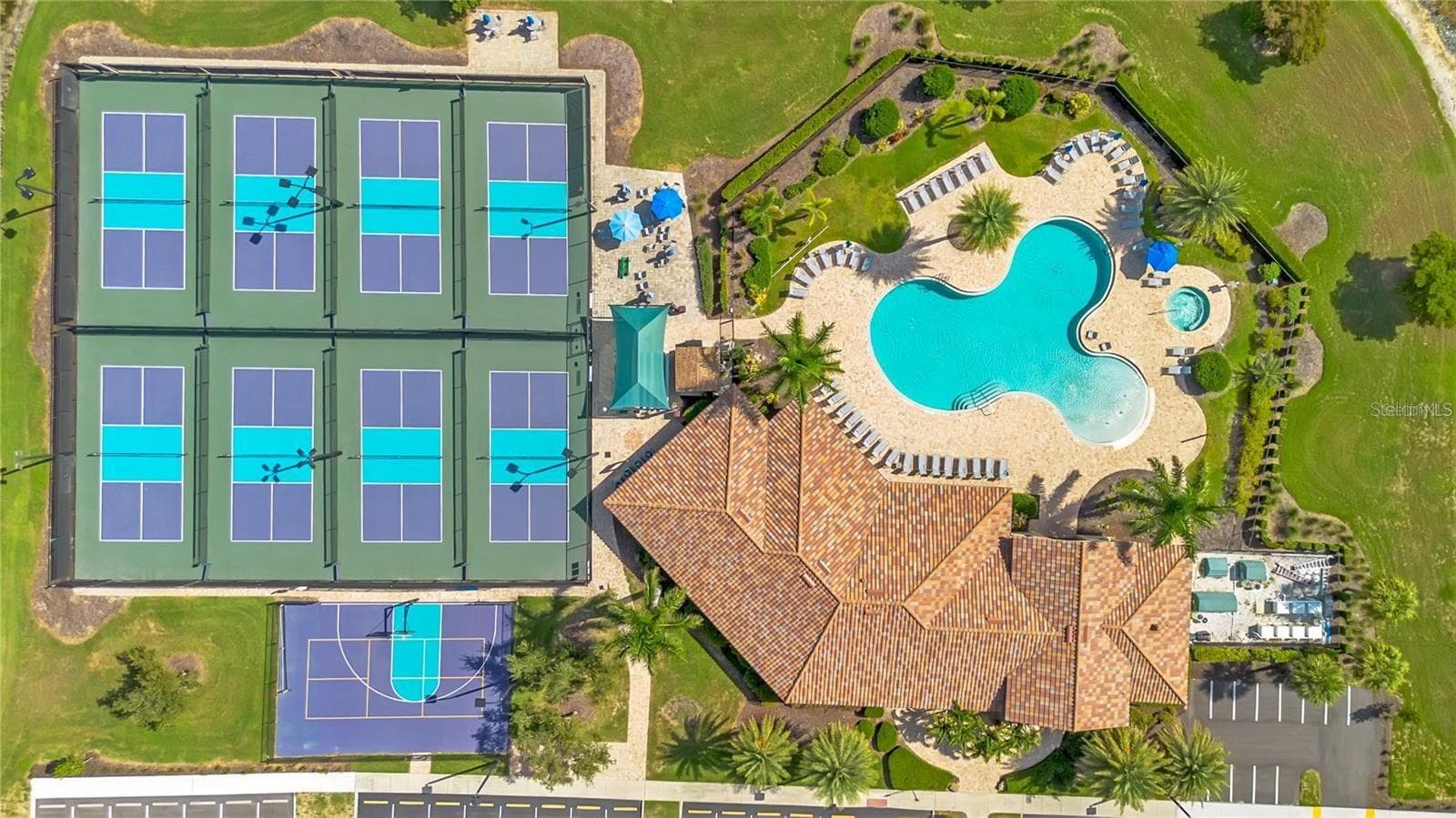Resort Style Pool & Pickle Ball Courts - 7130 QUIET CREEK DR, BRADENTON