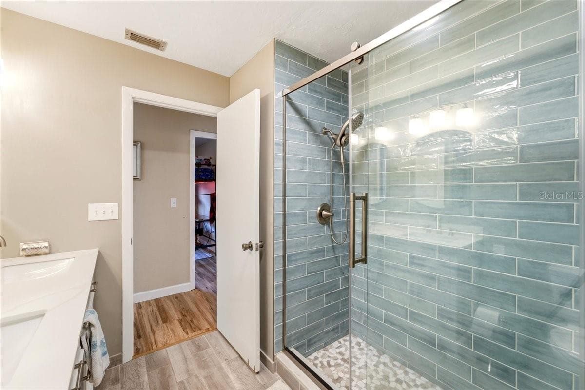 Guest bath/ pool bath - 413 SIGNORELLI DR, NOKOMIS