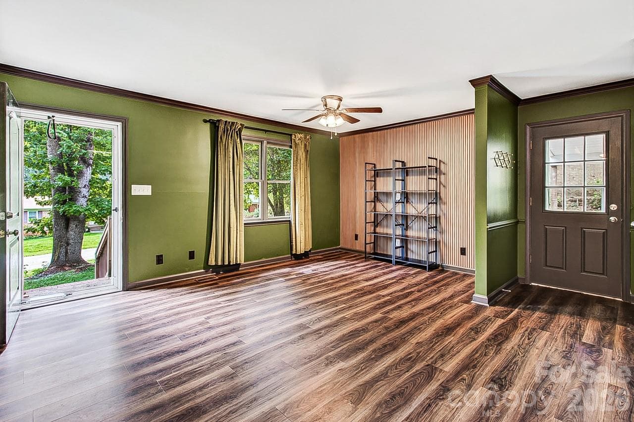 Single Family Residence at 4918 Kaysboro Drive, Winston Salem, photo 2 of 24