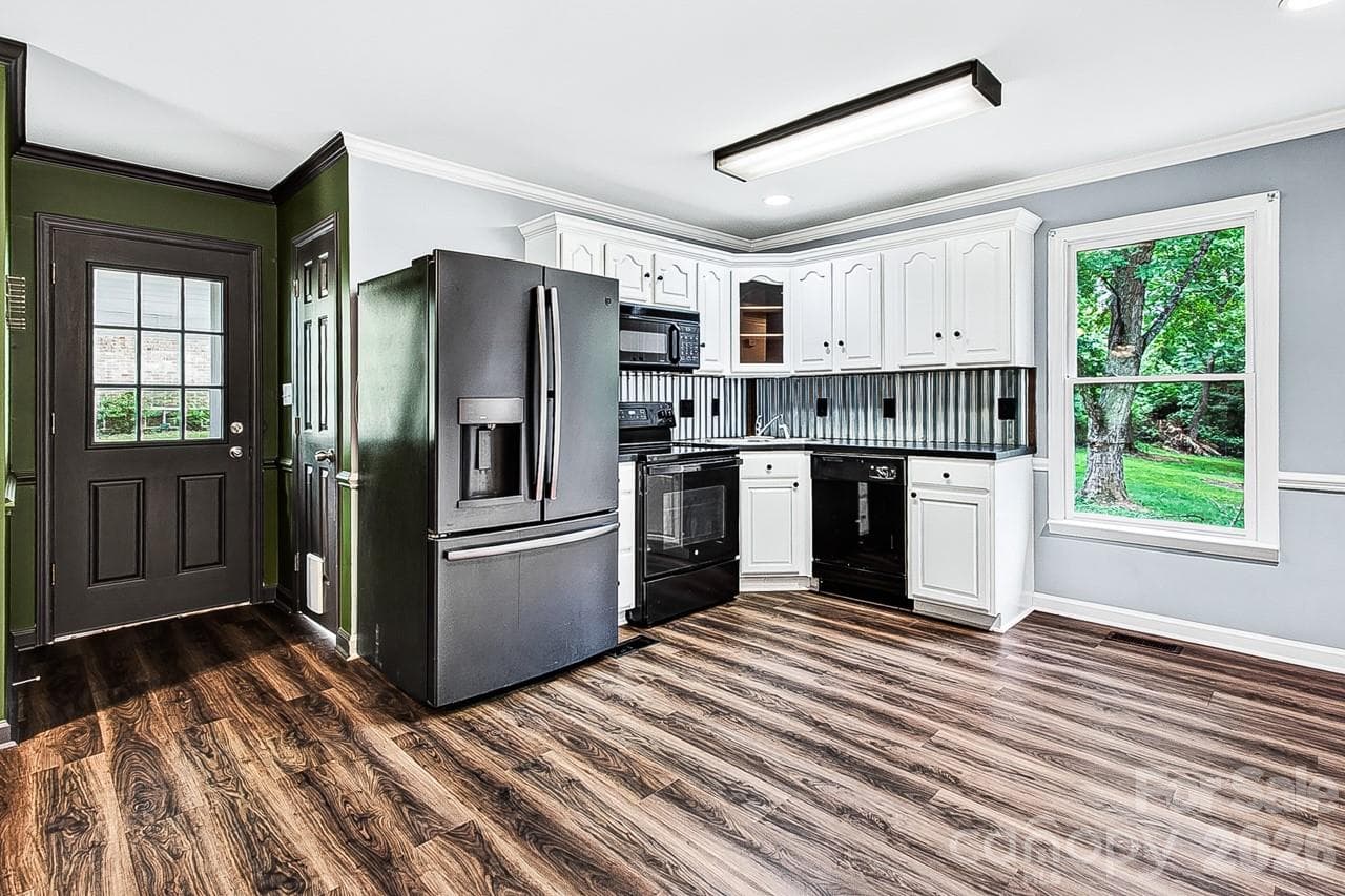 Single Family Residence at 4918 Kaysboro Drive, Winston Salem, photo 5 of 24
