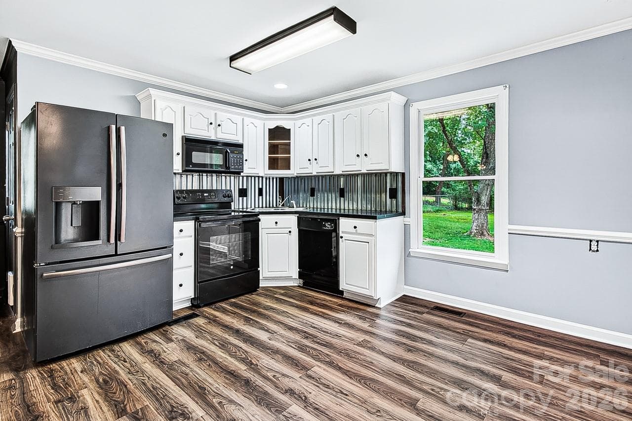 Single Family Residence at 4918 Kaysboro Drive, Winston Salem, photo 6 of 24