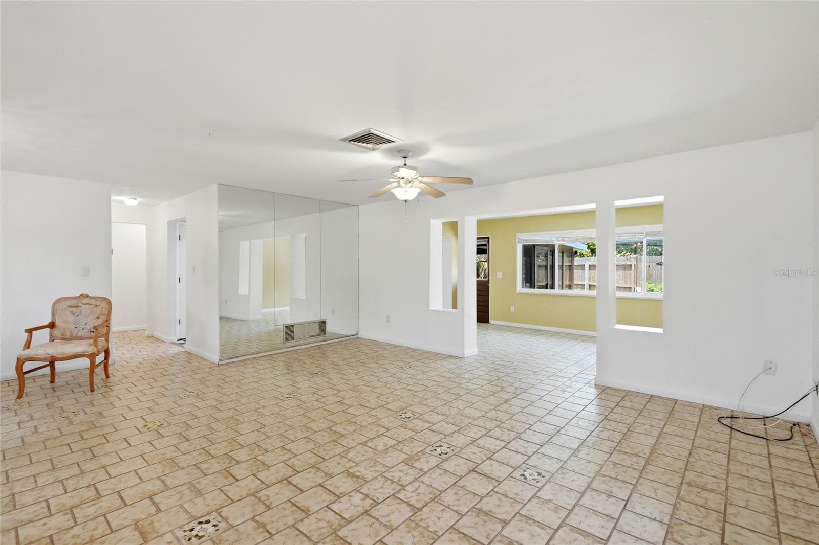 LIVING ROOM - 2711 GULF GATE DR, SARASOTA