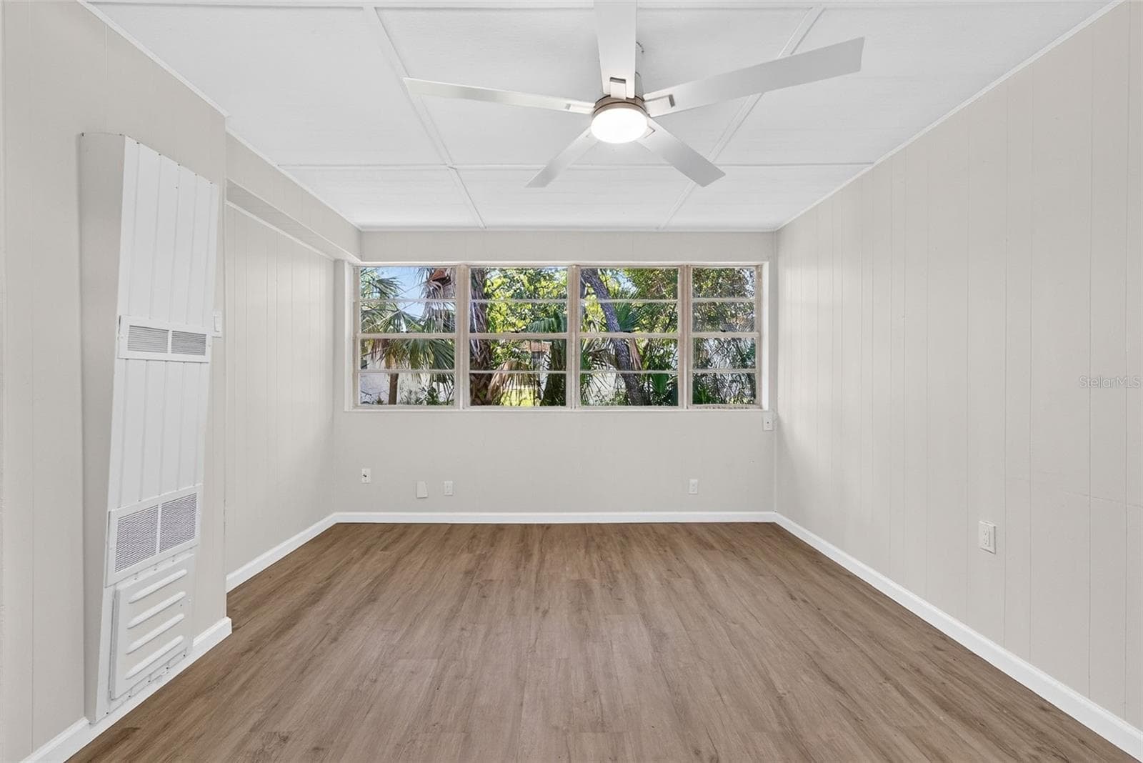 Single Family Residence at 1202 E CAROLINE ST, TAVARES, photo 2 of 11