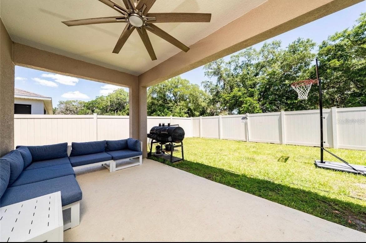 Lanai with fully fenced backyard - 1383 LEVY BEND DR, KISSIMMEE