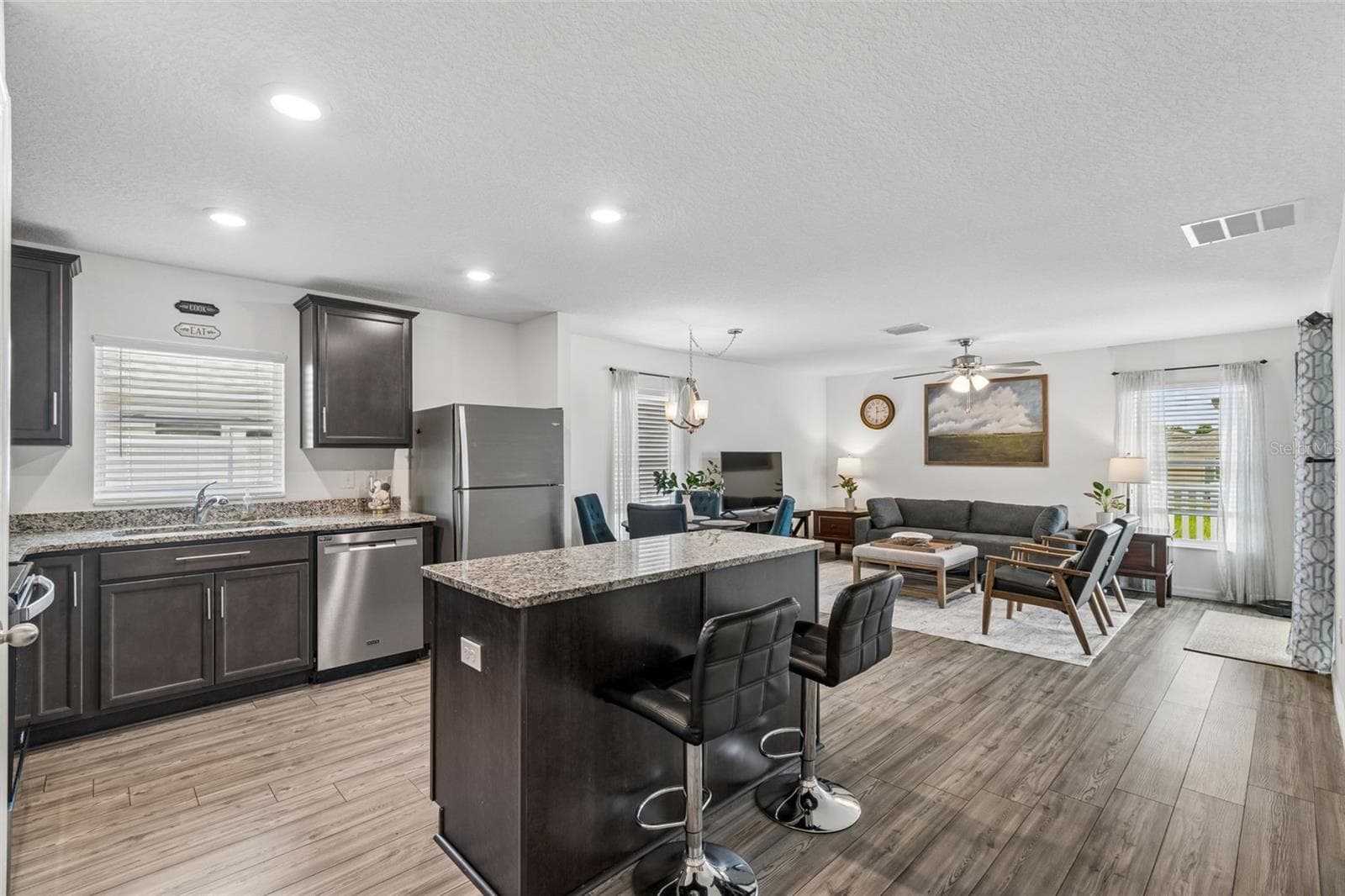Granite countertops and center island - 14334 HOLLY HAMMOCK LN, BROOKSVILLE
