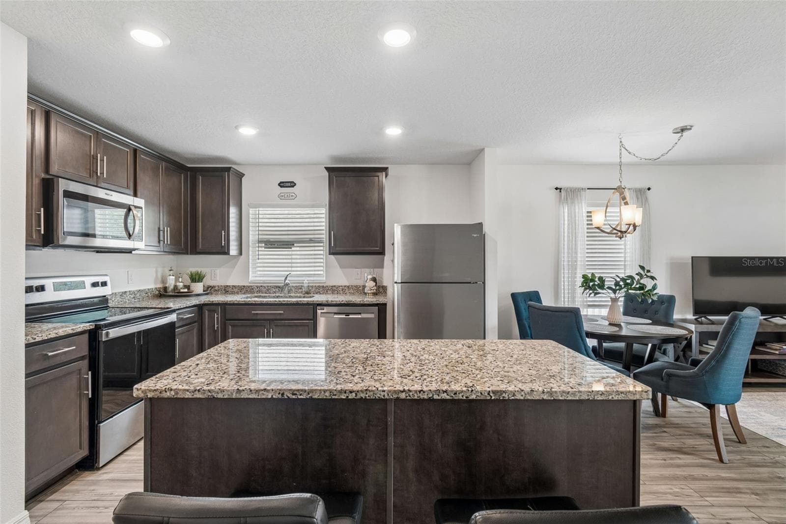 Breakfast Island - 14334 HOLLY HAMMOCK LN, BROOKSVILLE