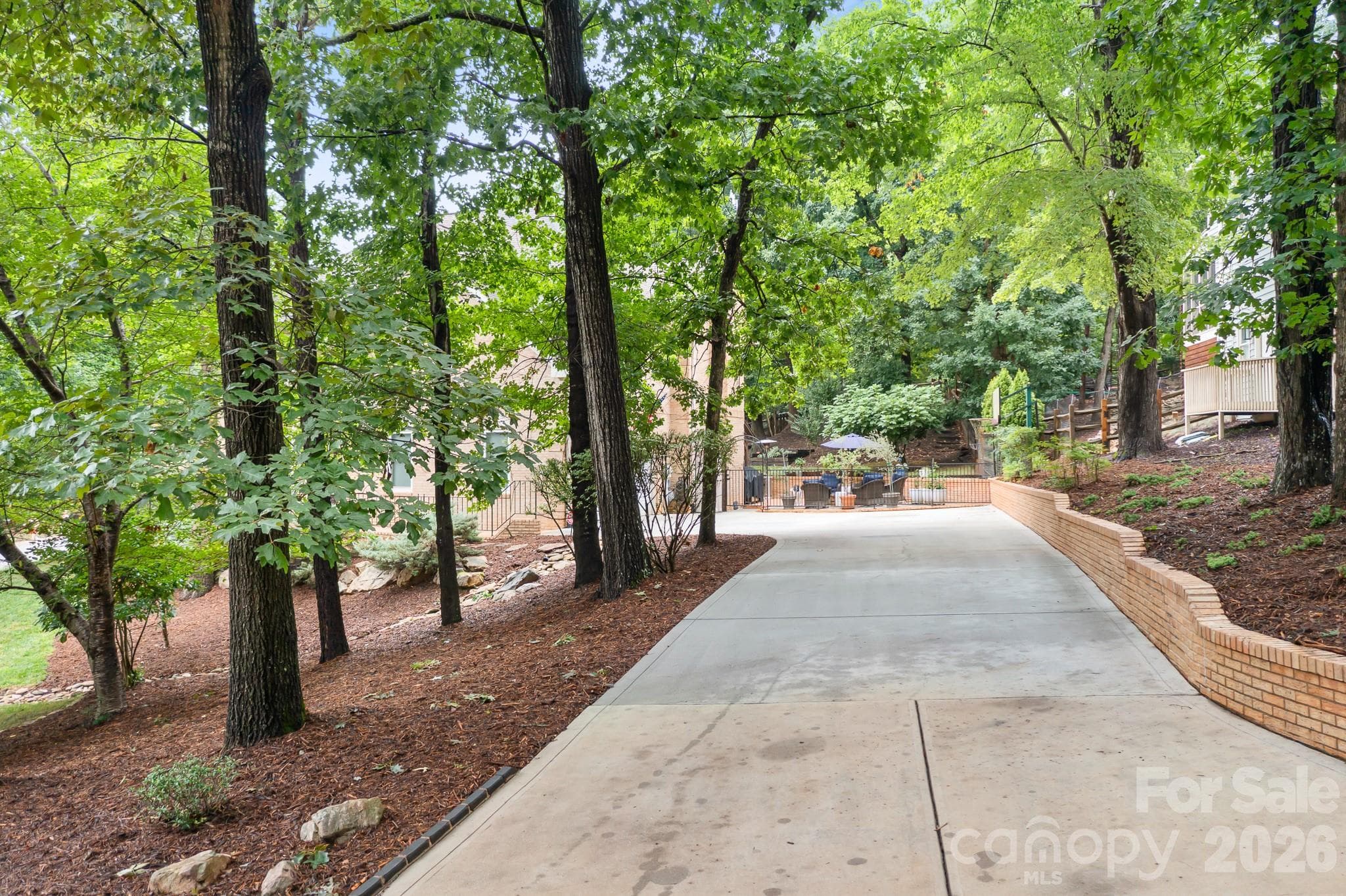 Large flat paved driveway - 7048 Mariners Court, Tega Cay