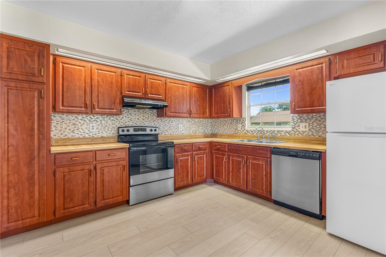 Updated Kitchen - 104 SHOAL CREEK CIR, DAYTONA BEACH