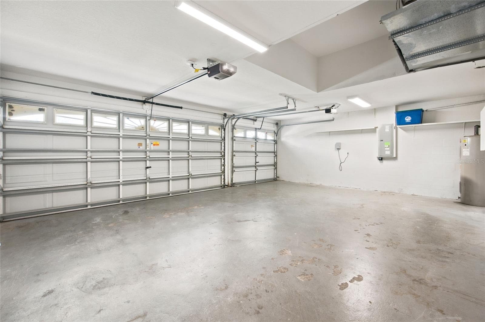 3 Car Garage - 5517 GREYSTONE DR, SPRING HILL